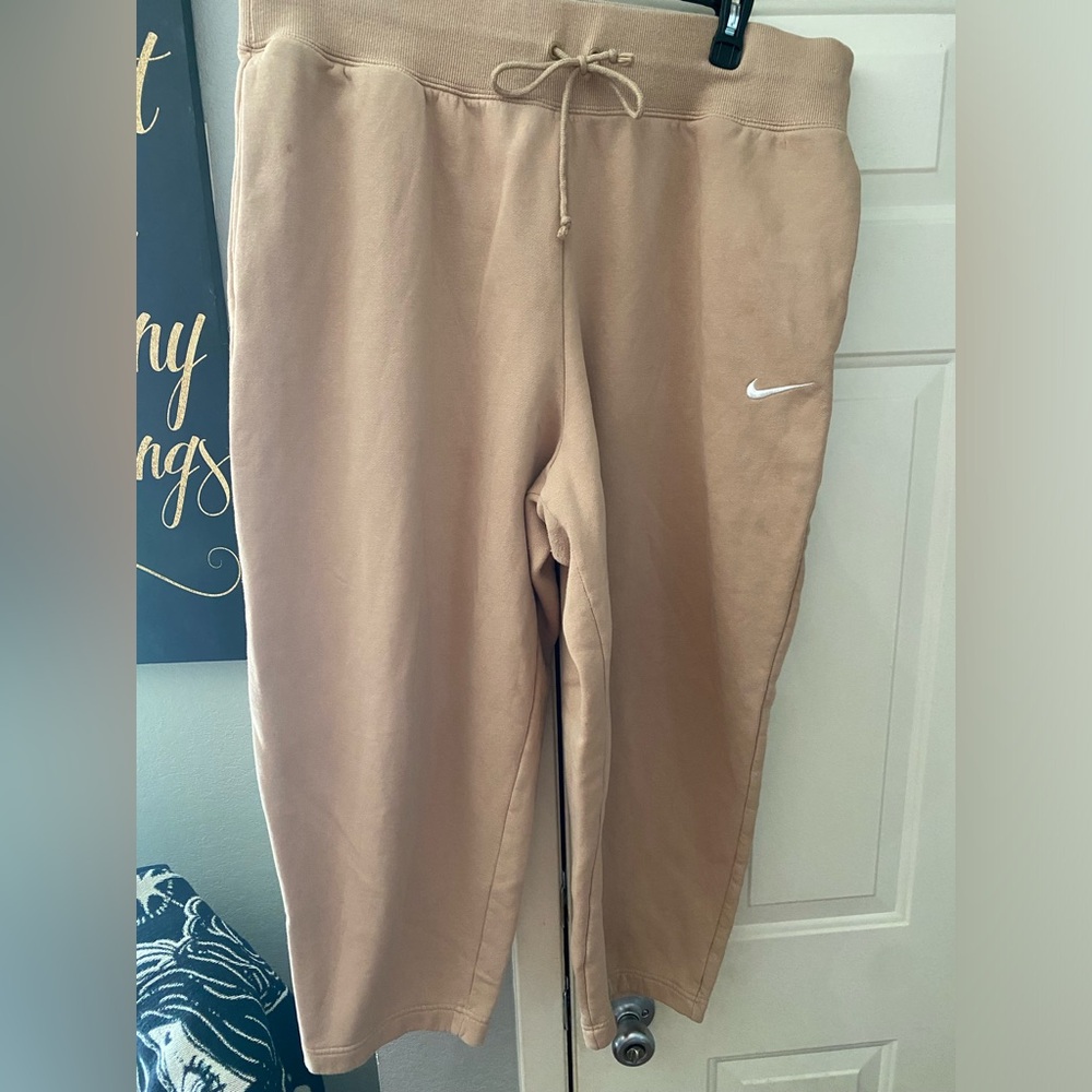 Women’s Nike sweatpants cropped